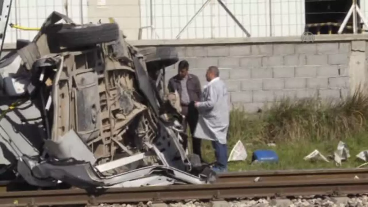 Yolcu treni servis minibüsüne çarptı - Trafik açıldı -