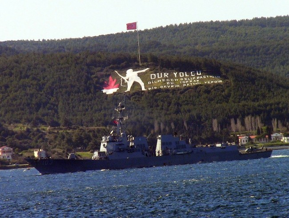 ABD Savaş Gemisi Çanakkale Boğazı\'ndan Geçti
