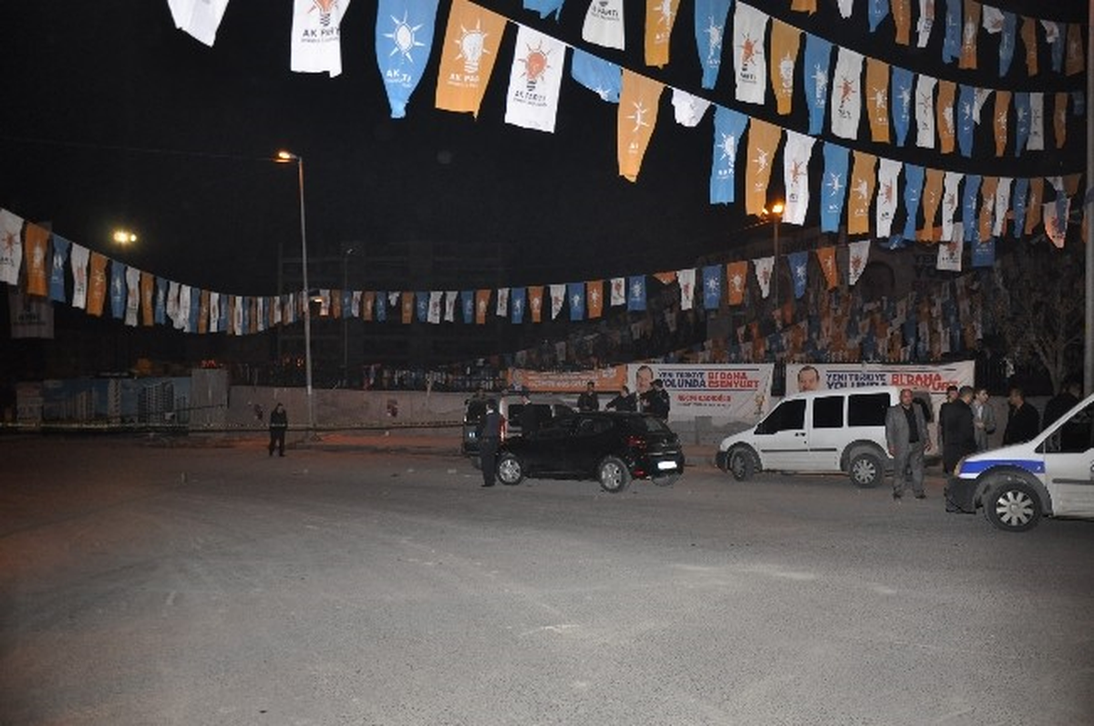 AK Parti Esenyurt İlçe Başkanlığı Önünde Silah Sesleri Duyuldu