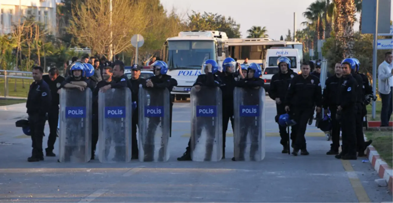 Akdeniz Üniversitesinde Nevruz Kavgasında 1 Kişi Yaralandı