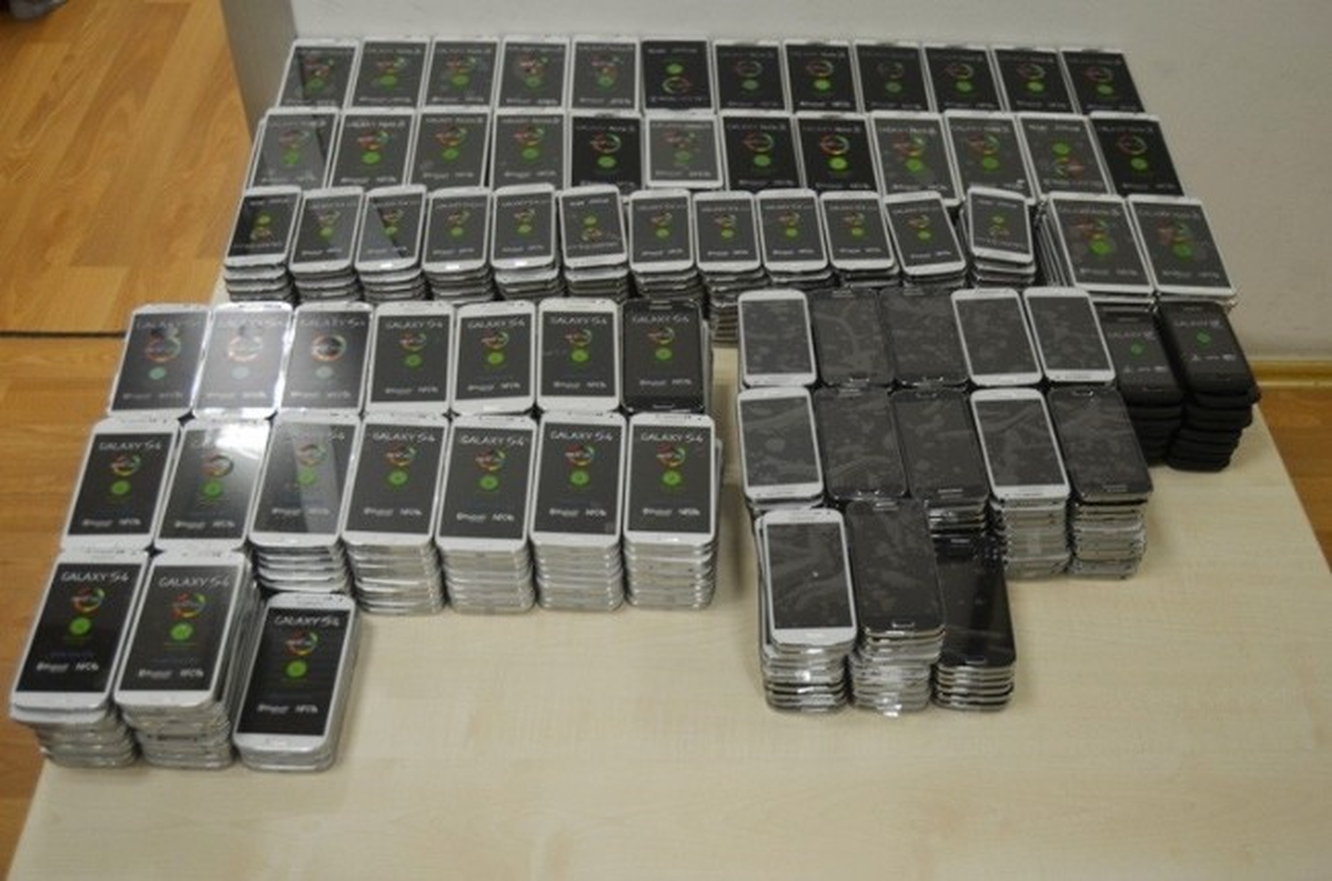Atatürk Havalimanı\'nda Bin 209 Kaçak Telefon Ele Geçirildi