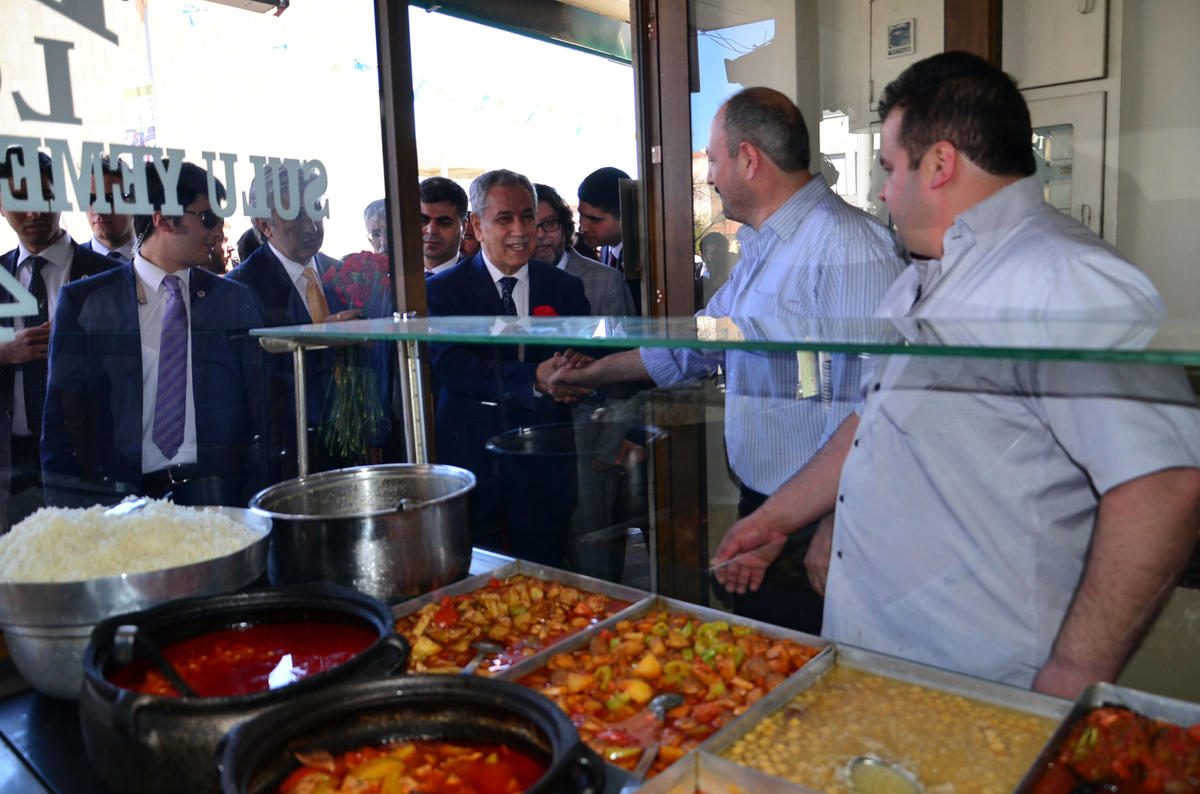 Başbakan Yardımcısı Arınç Manisa\'da