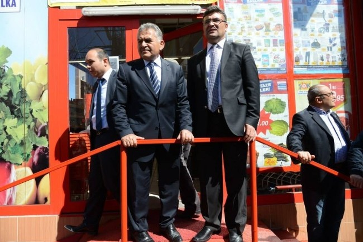 Başkan Memduh Büyükkılıç\'a Miting Havasında Karşılama