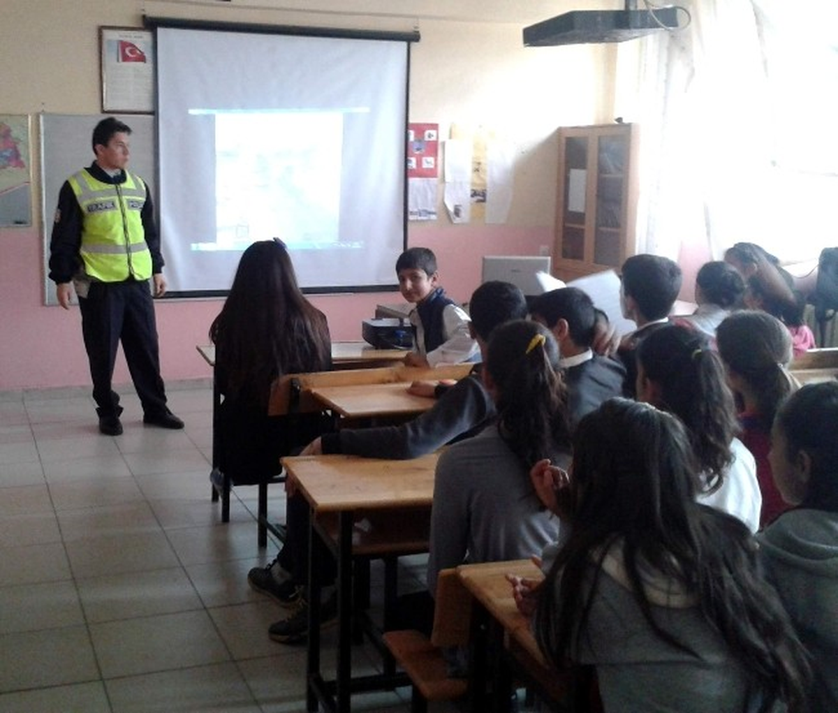 Besni\'de Öğrencilere Trafik Eğitimi Semineri Verildi