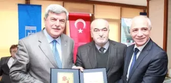 Çayırovalı Emektar Muhtarlara Plaket