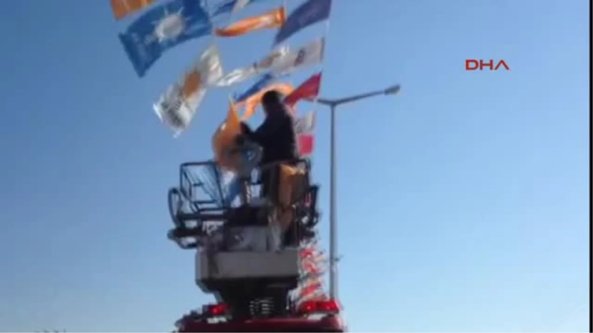 CHP\'li Vekil, İtfaiyeyi AK Parti Bayrağı Asarken Görüntüledi
