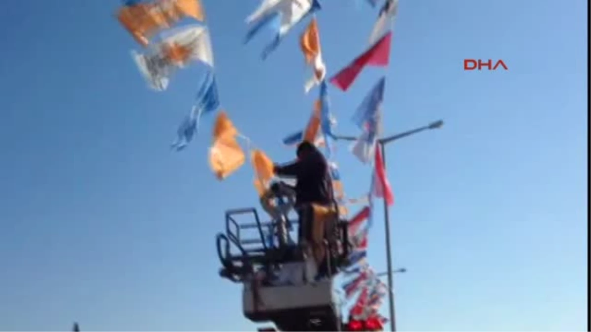 CHP\'li Vekil, İtfaiye AK Parti Bayrağı Asarken
