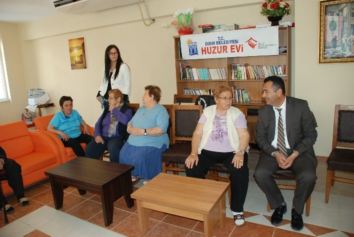 Didim Anadolu Lisesi Öğrencilerinden Huzur Evi Sakinlerine Jest