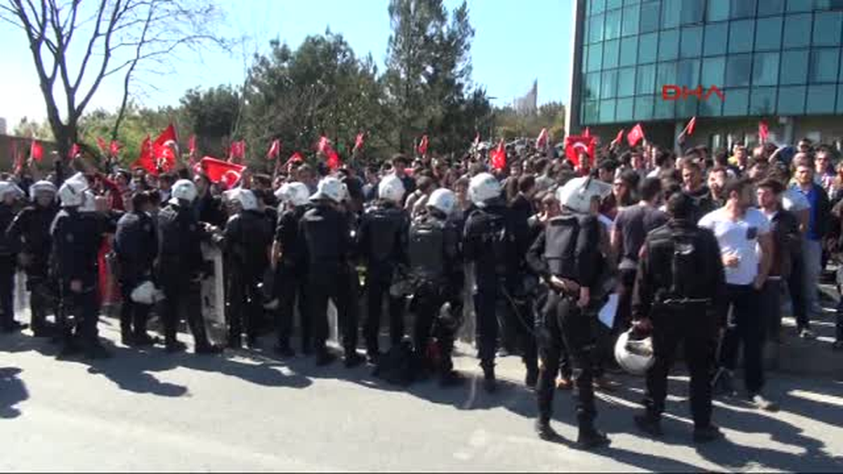 İTÜ\'de Karşıt Görüşlü Öğrenciler Arasındaki Gerginliğe Toma\'lı Polis Müdahalesi
