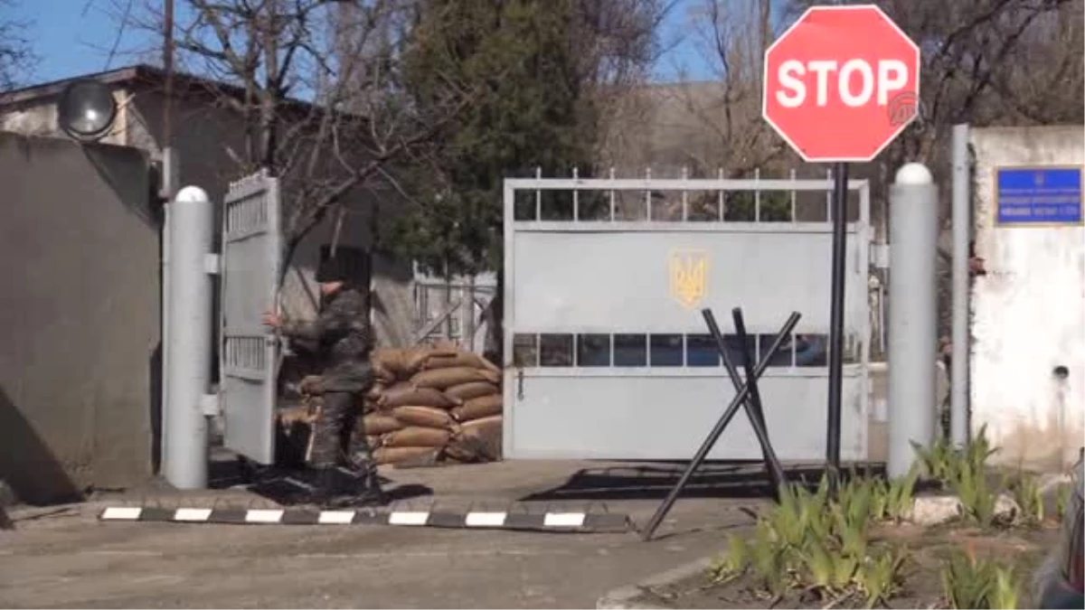 Kırım\'ın Rusya\'ya bağlanma kararı - askerler kışlaları terk ediyor -