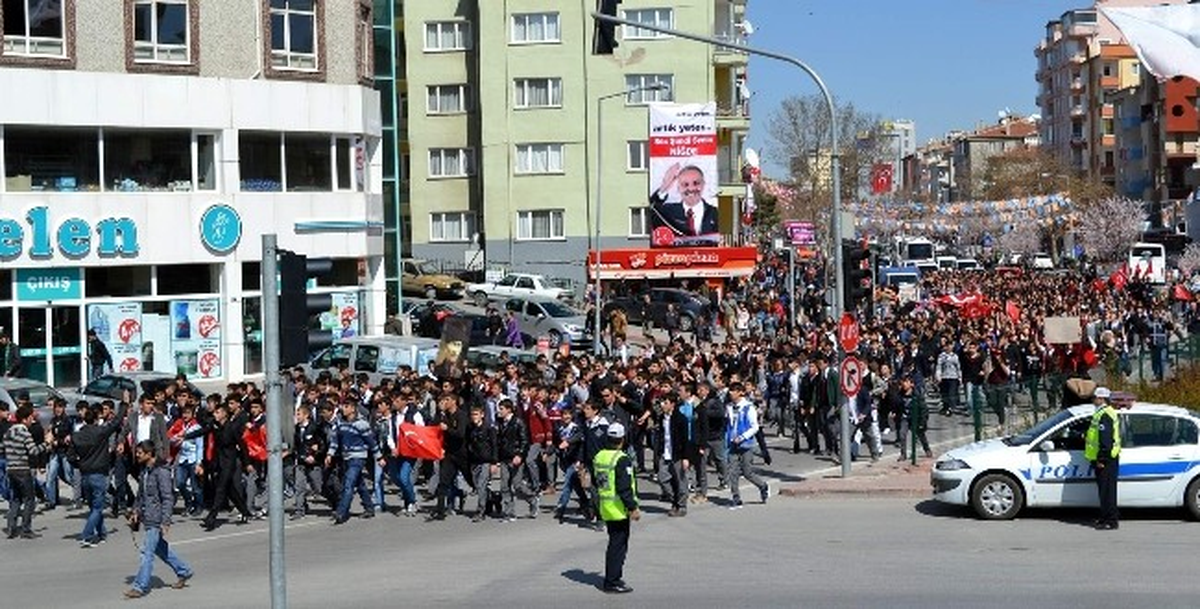 Niğde\'de Lise Öğrencileri Şehitler İçin Yürüdü
