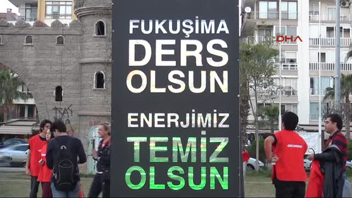 Mersin\'de, Greenpeace Nükleere Karşı Işıklı Dev Pankart Açtı
