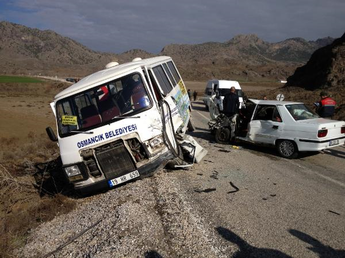 Osmancık\'ta Minibüs ile Otomobil Çarpıştı: 4 Yaralı