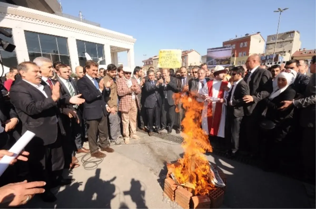 Mustafa Sarıgül Nevruz Ateşinden Atladı