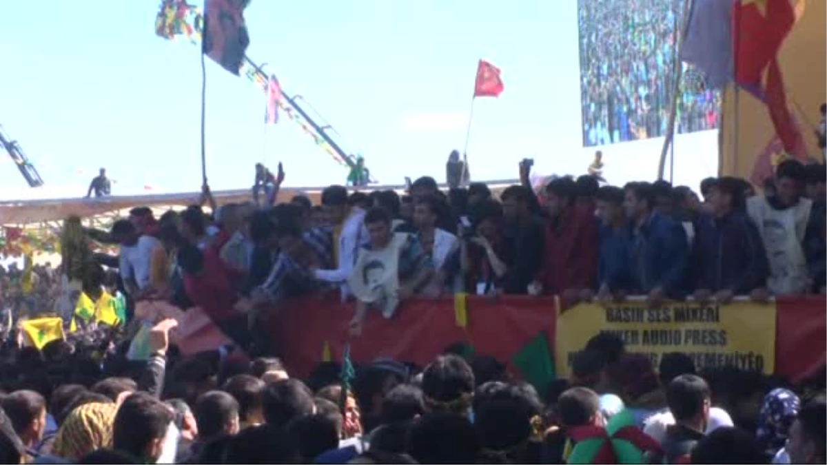 Diyarbakır\'daki Nevruz Ateşini Türk ve Tuğluk Yaktı
