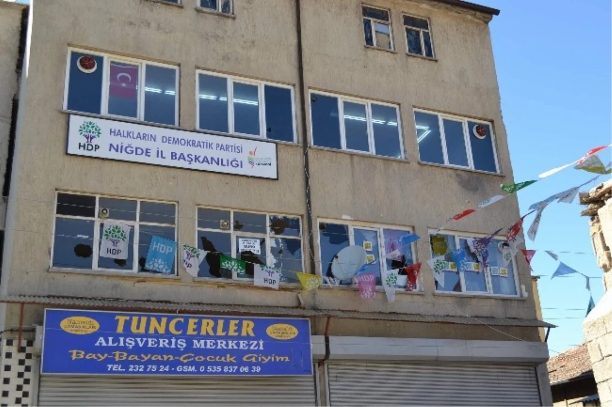 Niğde\'de HDP Binasına Saldırdı