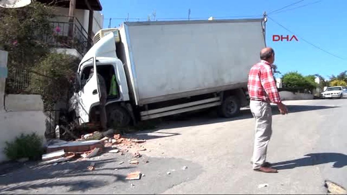 Park halindeyken hareket eden kamyonet, duvara çarparak durdu -