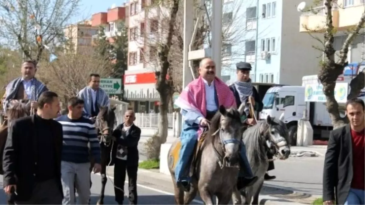 Vali yöresel kıyafetle at sırtında nevruzu kutladı -