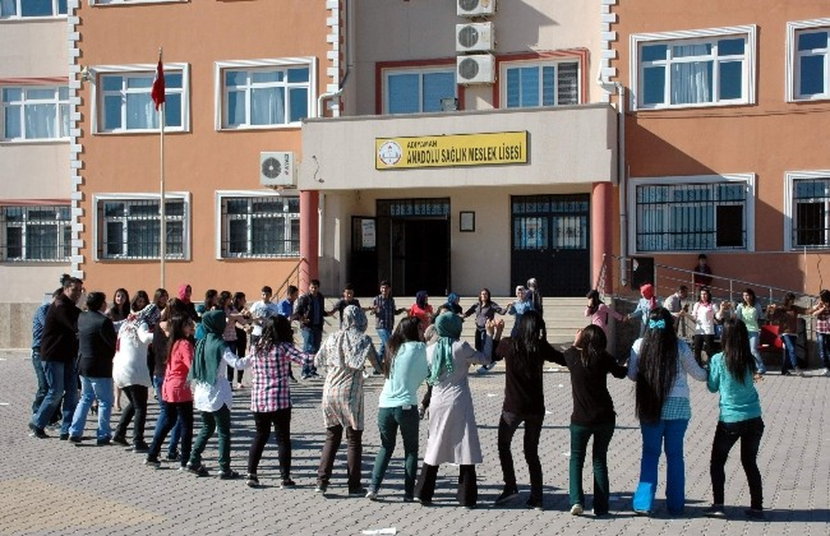 Sınav Öncesi Öğrenciler Halay Çekip Eğlendi