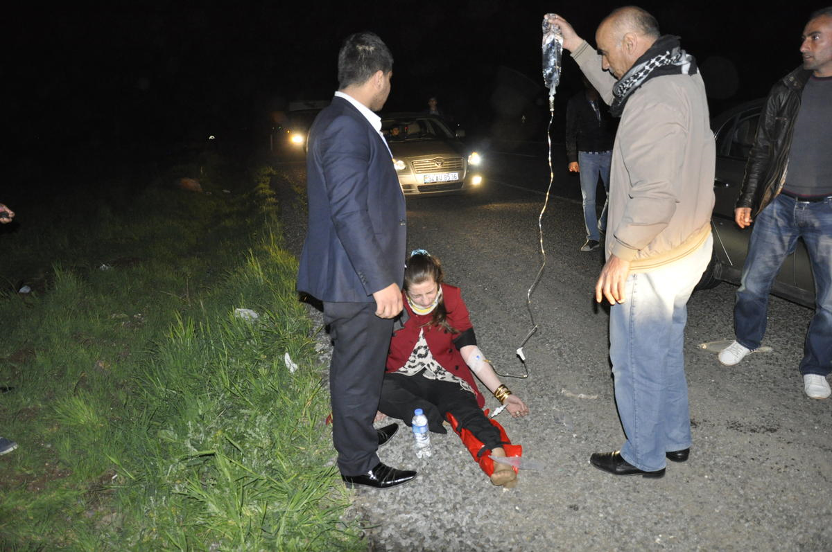 Siverek\'te Hafif Ticari Araç Devrildi: 5 Yaralı