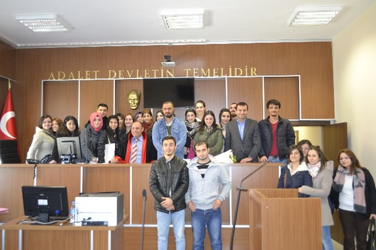 Üniversiteliler Derslerini Adliyede İşledi