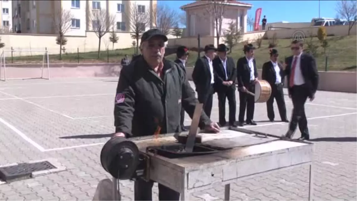 Uşak Belediye Başkan Vekili Çolak, Nevruz ateşinden atlarken yere düştü