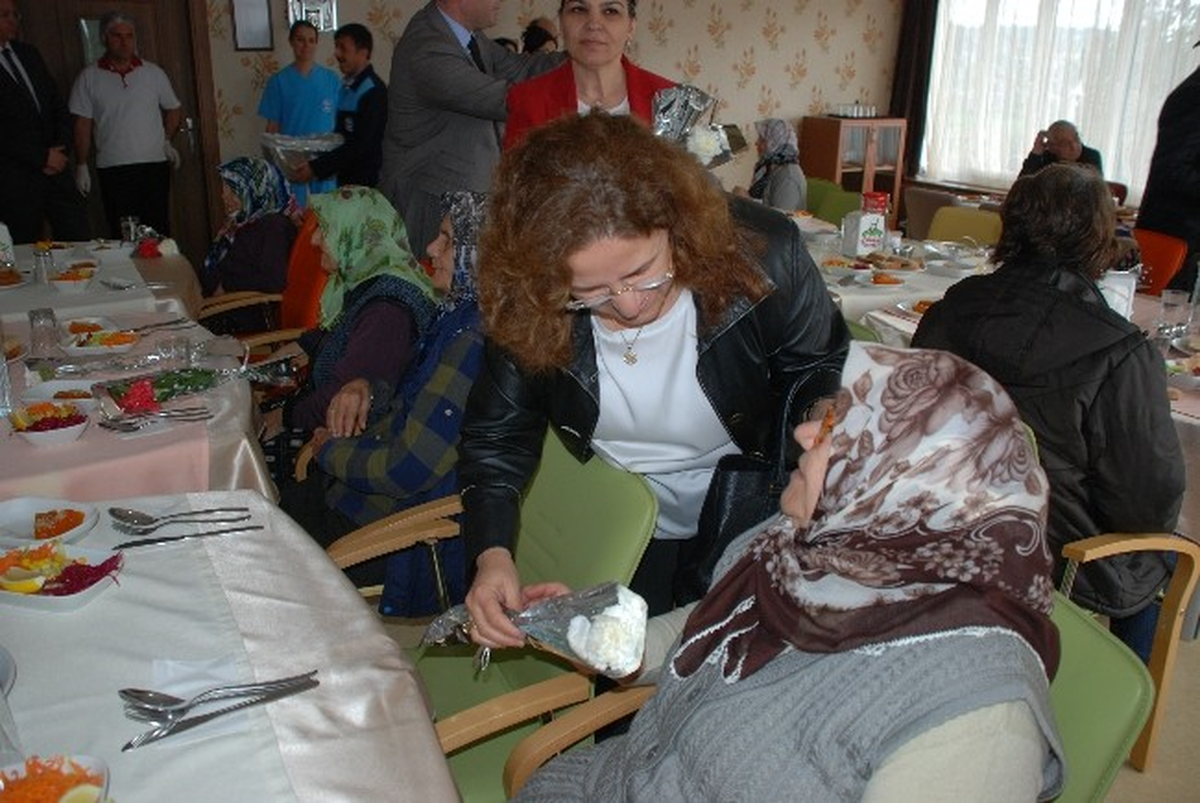Vali Huzurevi Sakinleri ile Buluştu