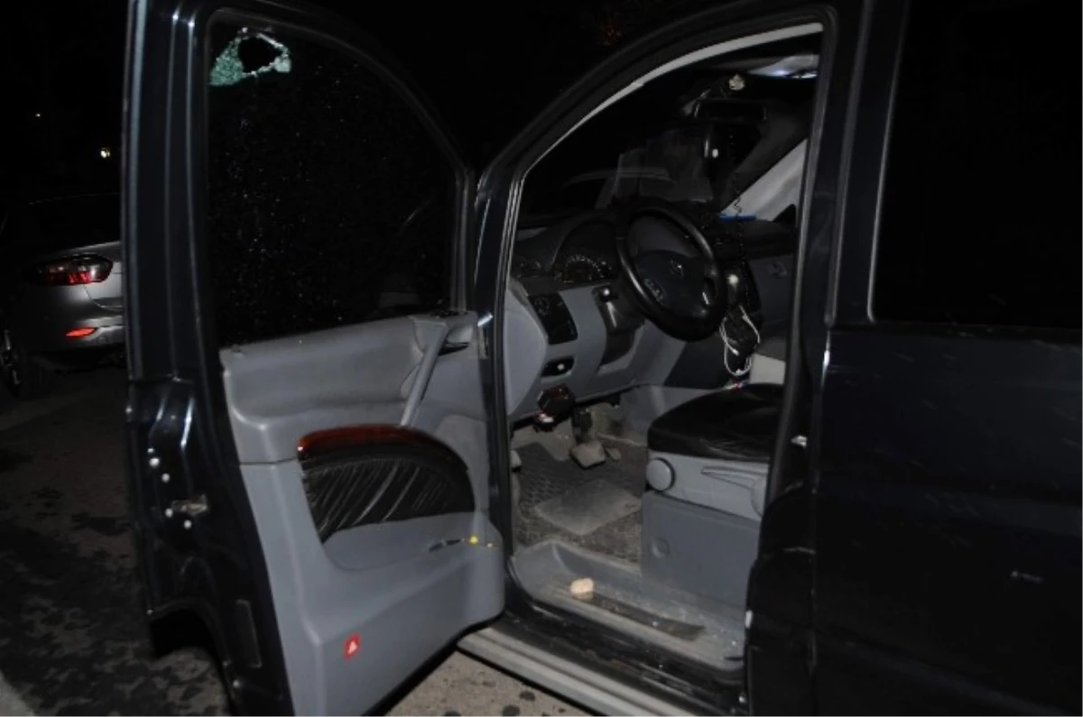 Antalya\'da CHP\'li Adayın Konvoyuna Taşlı Saldırı