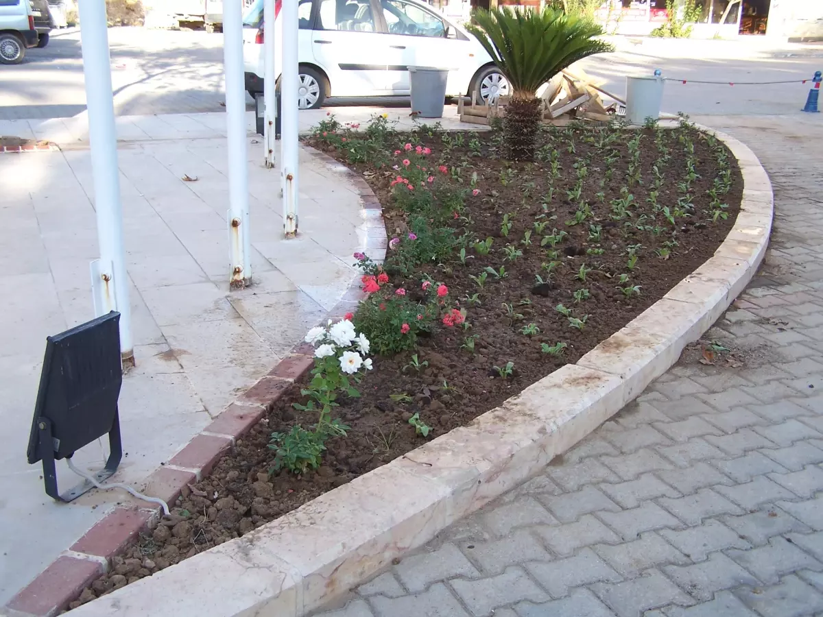 Taşucu\'nda Belediye Hizmetleri Sürüyor