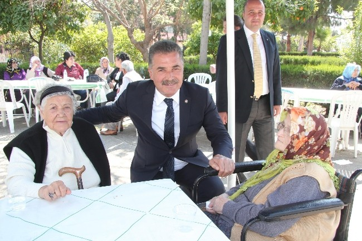 Başkan Tuna, Huzurevi Sakinleriyle Hoşgörü Yemeğinde Buluştu