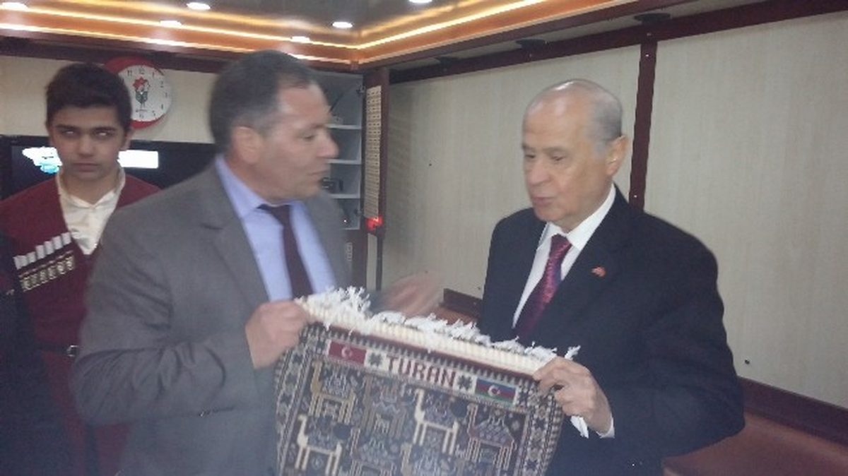 Bdm\'den Bahçeli\'ye "Turan" Yazılı İpek Halı