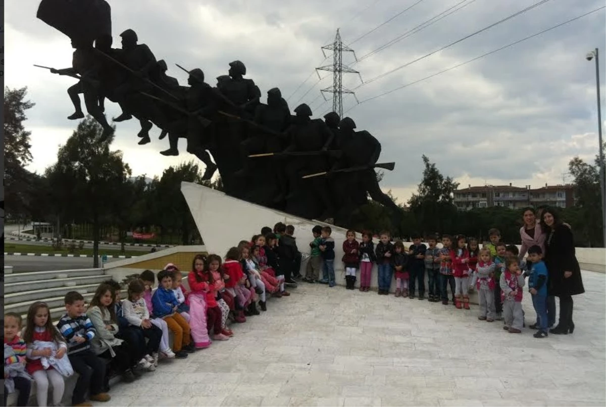 Belediyenin Minikleri Çanakkale Şehidi Anıtı\'nı Ziyaret Etti