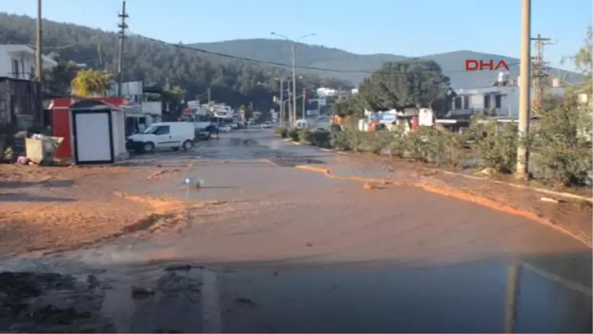 Bodrum\'da İsale Hattı Patladı, 30 Ev ve İşyerini Su Bastı