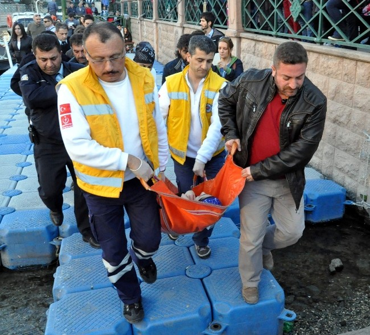 Eskişehir\'de İntihara Kalkışan Kadını Polis Kurtardı
