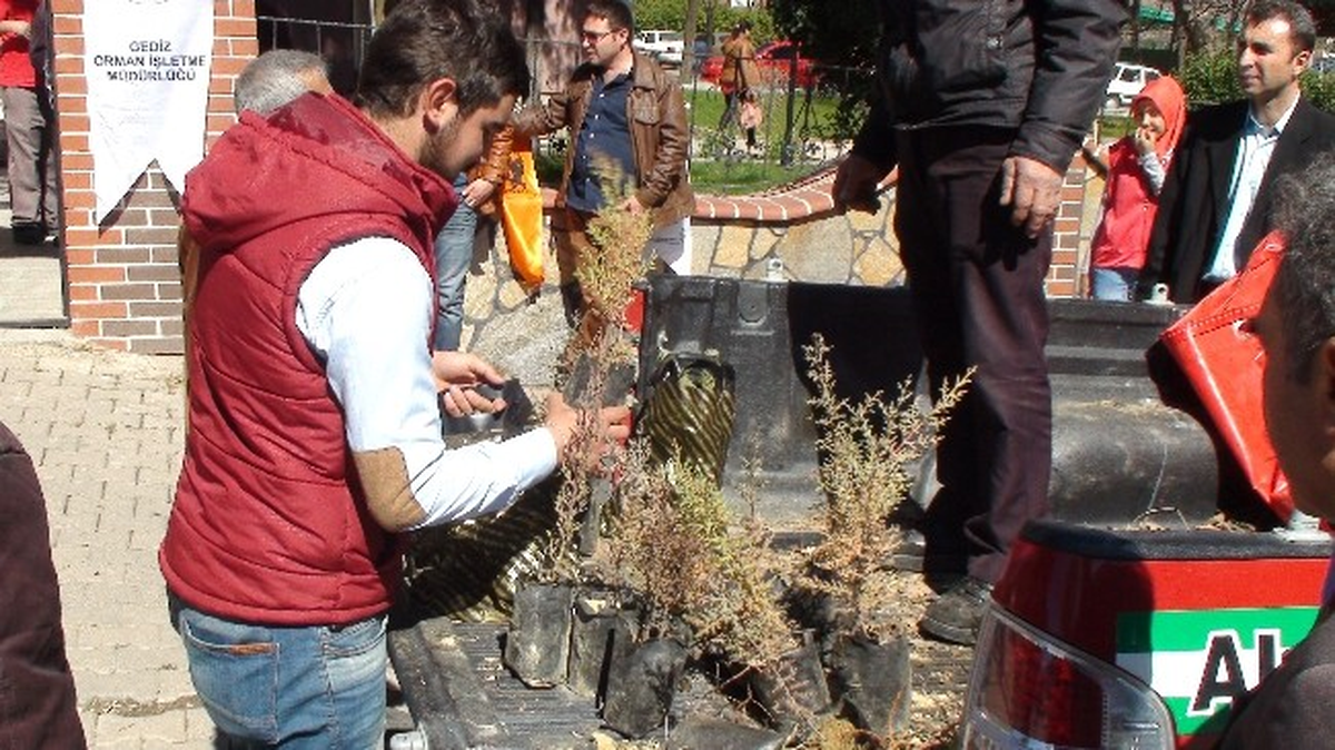 Gediz Orman İşletme Müdürlüğü Fidanı Dağıttı