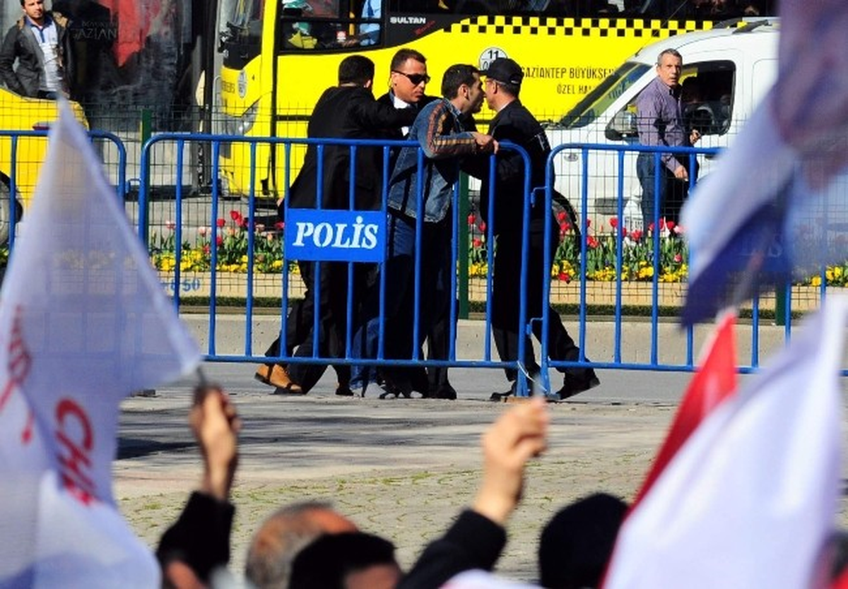 Kılıçdaroğlu\'na Ayakkabı Fırlatan Şahıs 7 Suçtan Kayıtlı