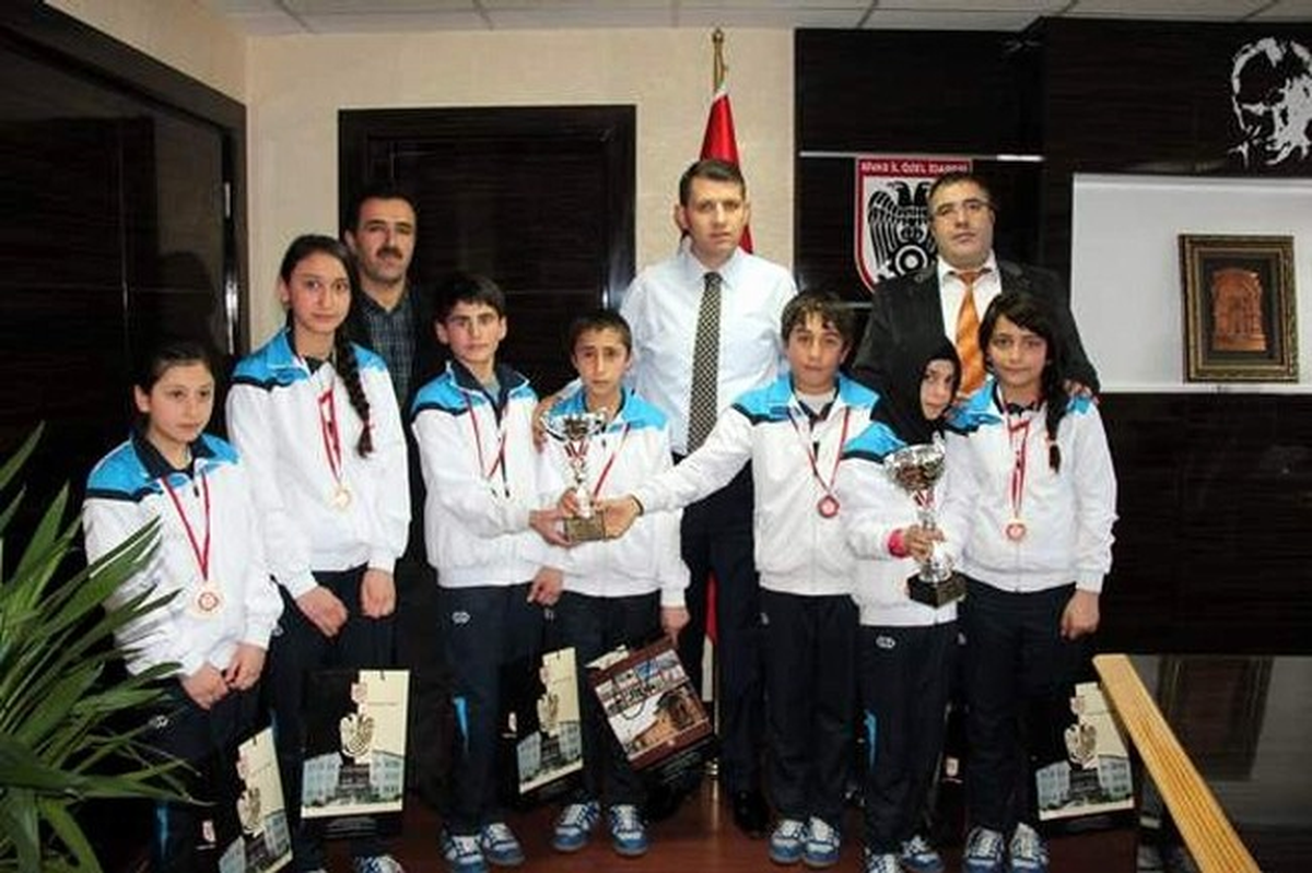 Masa Tenisi Takımından, Genel Sekreter Ayhan\'a Ziyaret