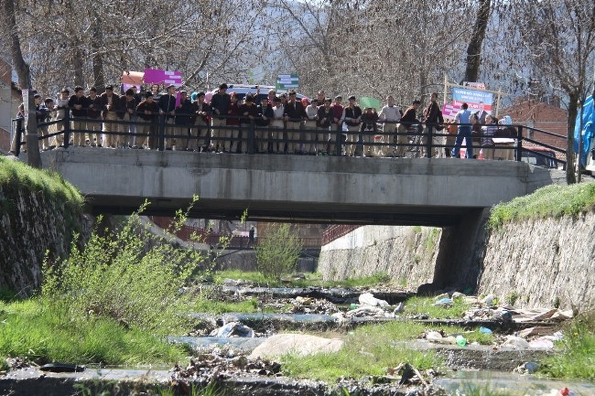 Öğrenciler Yenice Deresini Temizledi