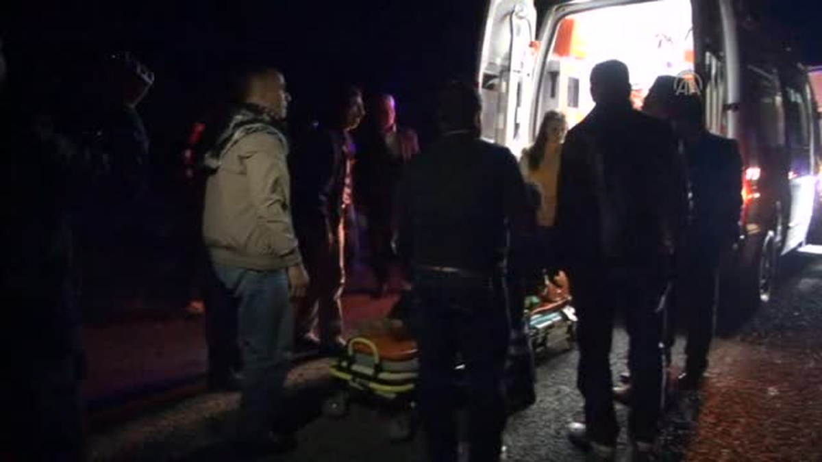 Siverek\'te Ticari Araç Devrildi: 5 Yaralı