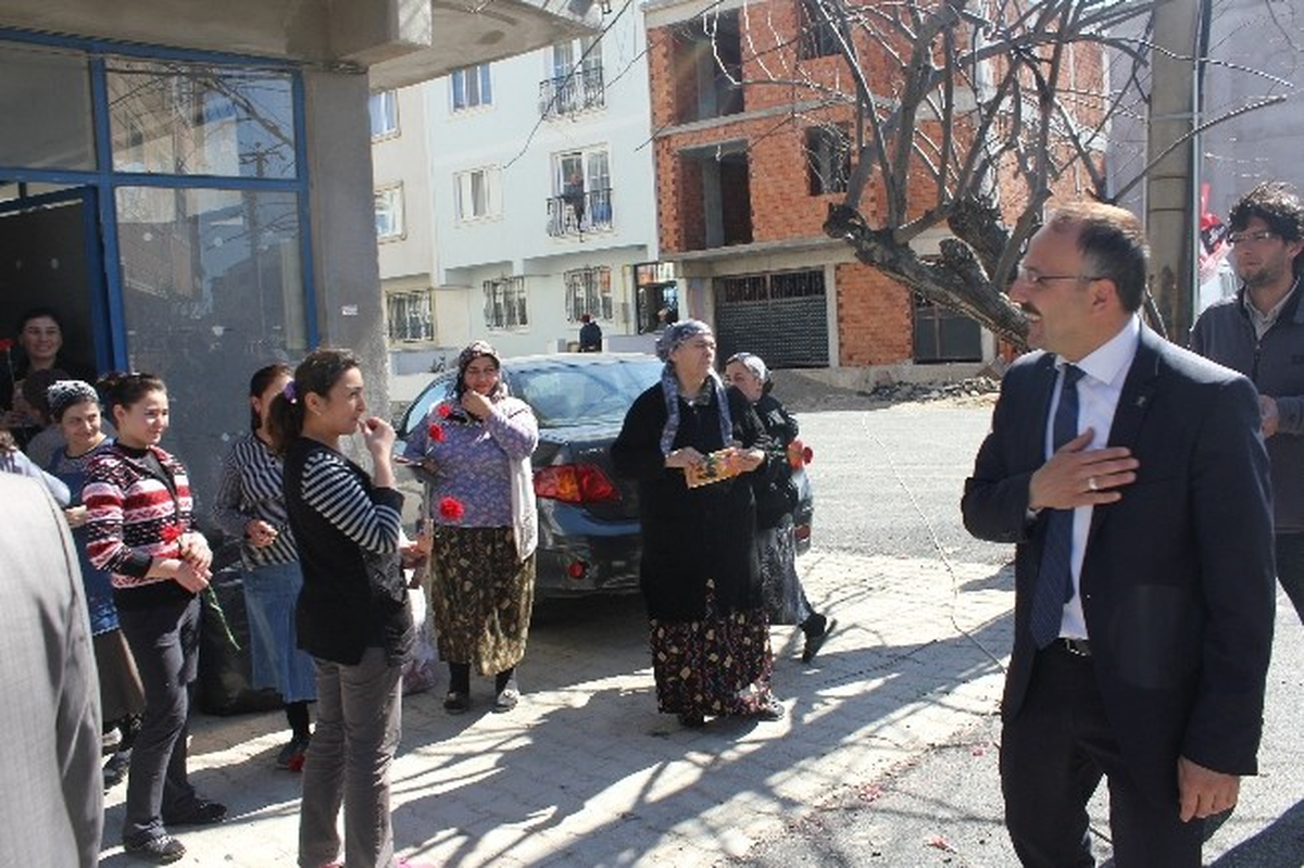 Yıldız Kapı Kapı Dolaşıp Karanfil Dağıttı