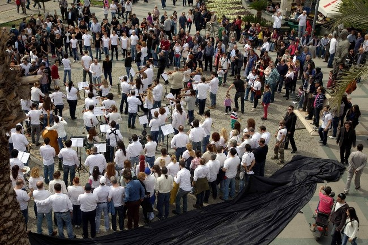 Antalyalı Sanatçılardan Tüsak\'a Kara Örtülü Protesto