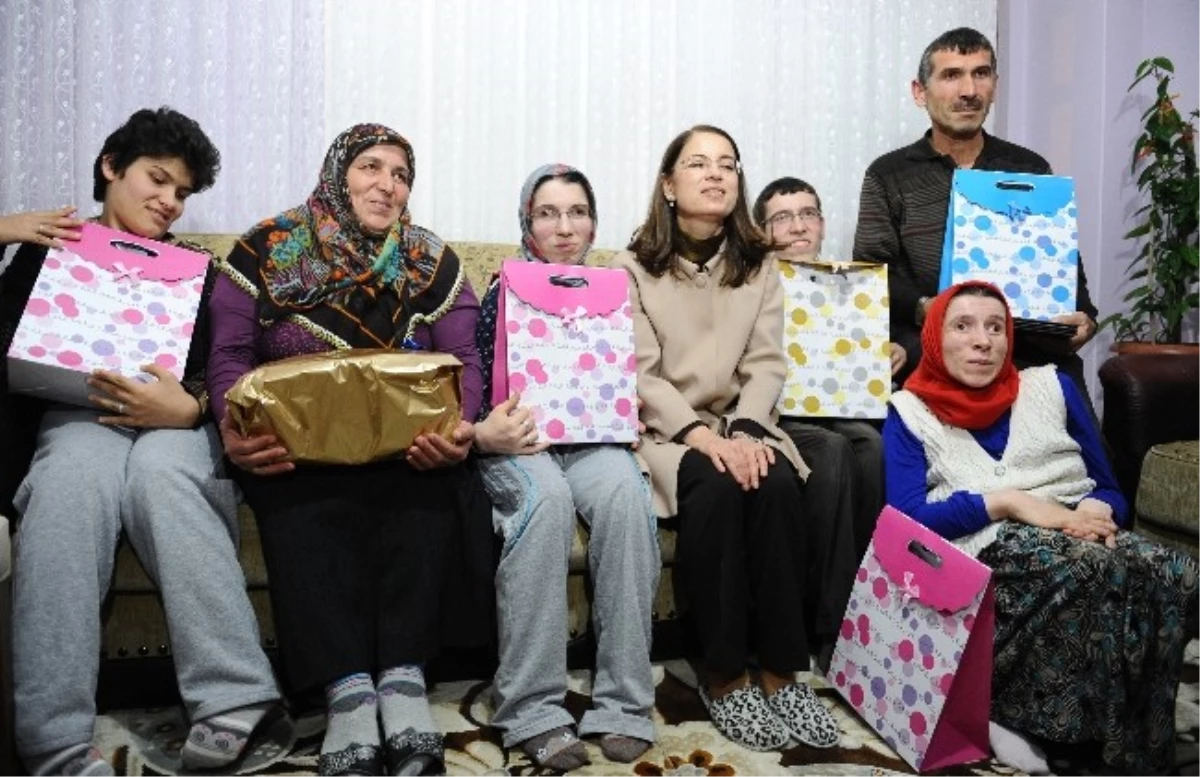 Bakan İslam Engelli Dört Çocuğu Olan Aileyi Ziyaret Etti