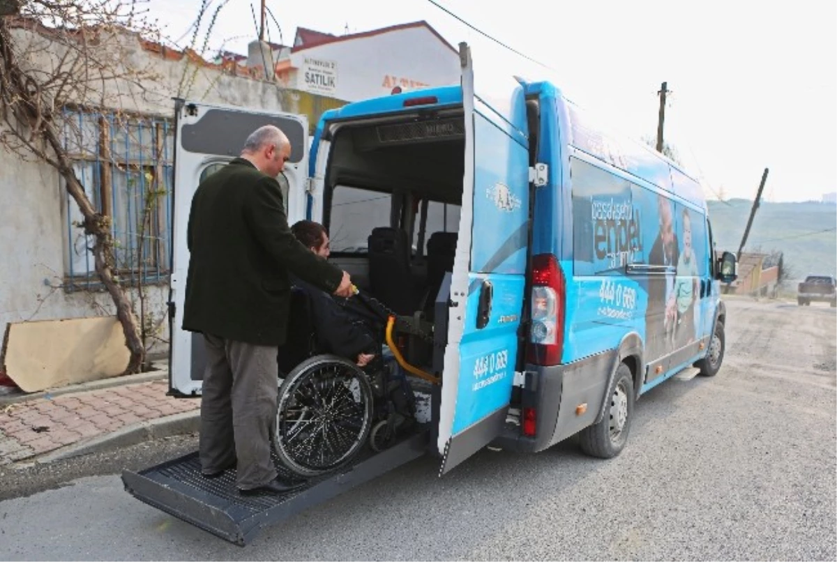 Başakşehir\'de Engelliler Sınava Özel Araçla Götürüldü