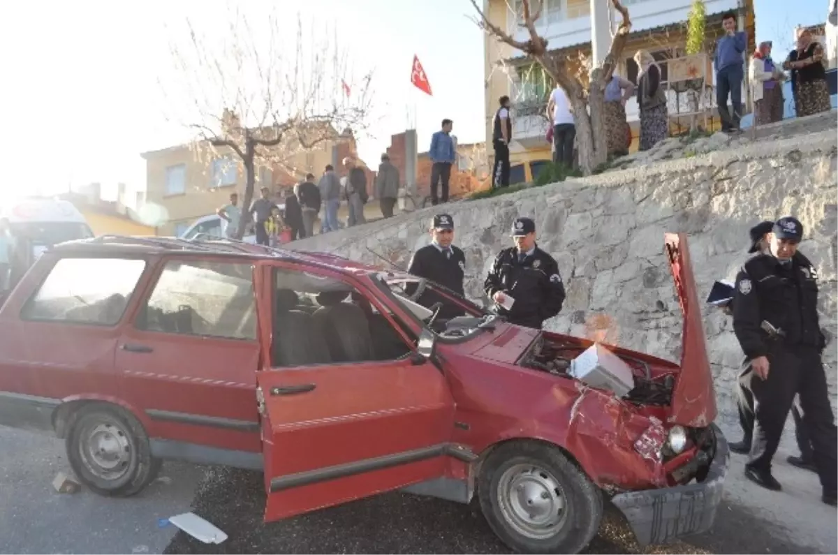 Demirci\'de Trafik Kazası: İki Yaralı