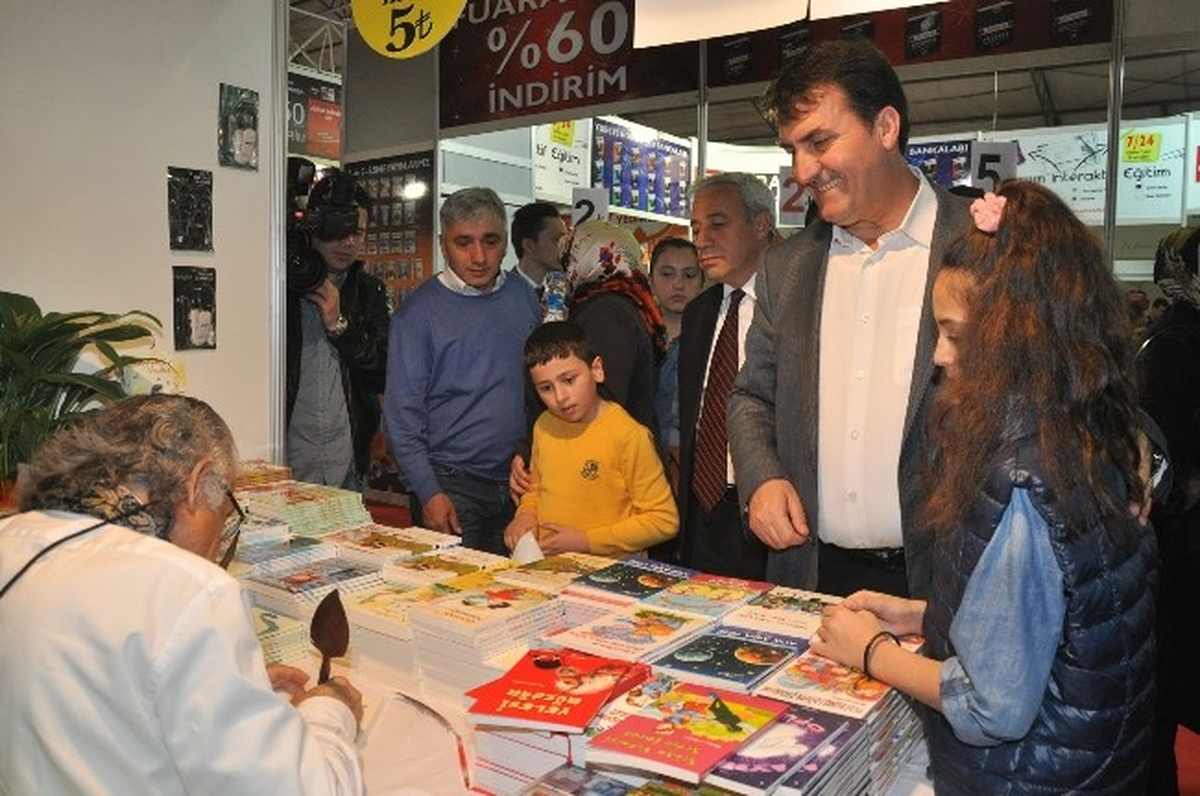 Dündar Seçim Çalışmalarına Kitap Molası Verdi