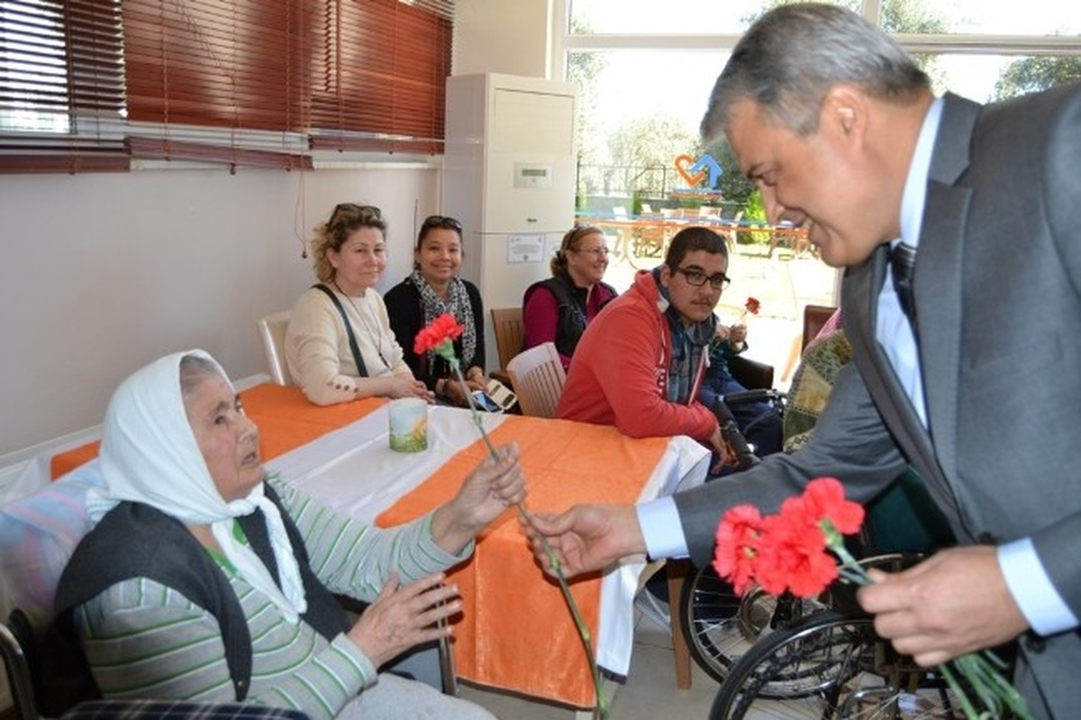 Edremit'te Yaşlılar Haftasında Anlamlı Etkinlikler