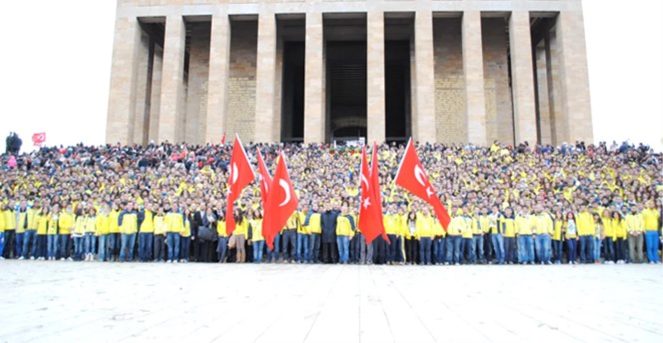 Fenerbahçeli Taraftarlar, Anıtkabir\'e Yürüdü