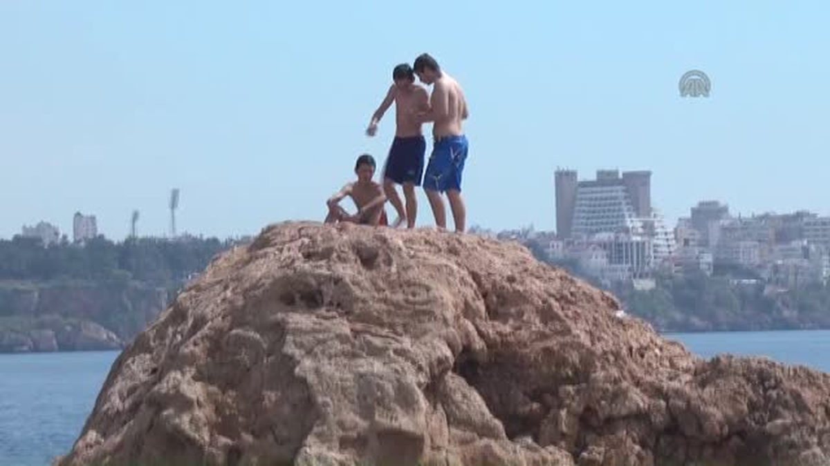 Turistler, Antalya\'da Güneşin Keyfini Çıkarıyor