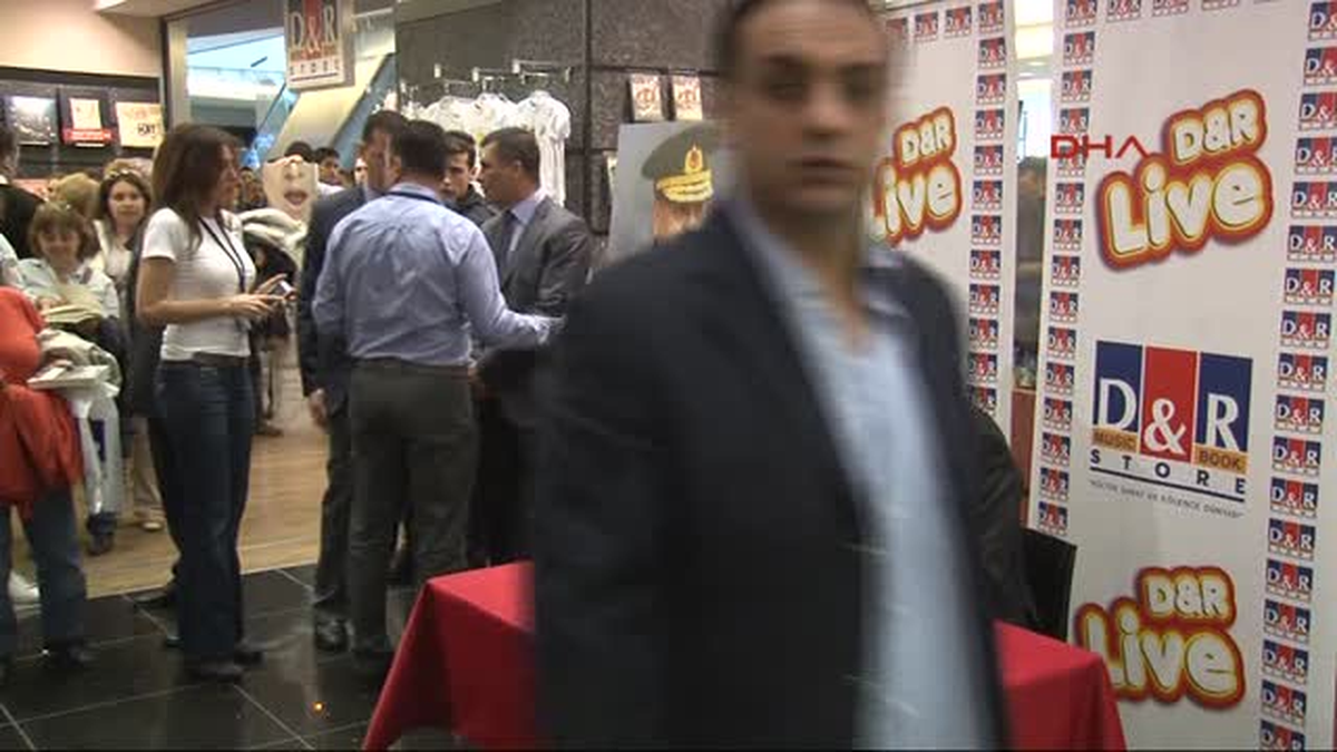 İlker Başbuğ\'a İmza Gününde Yoğun İlgi