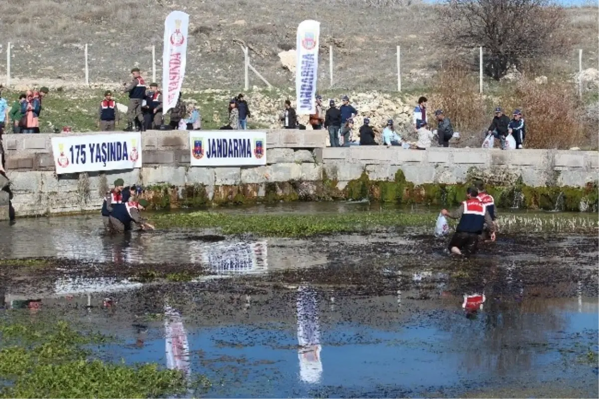 Jandarma ve Öğrencilerden Su ve Çevre Temizliği